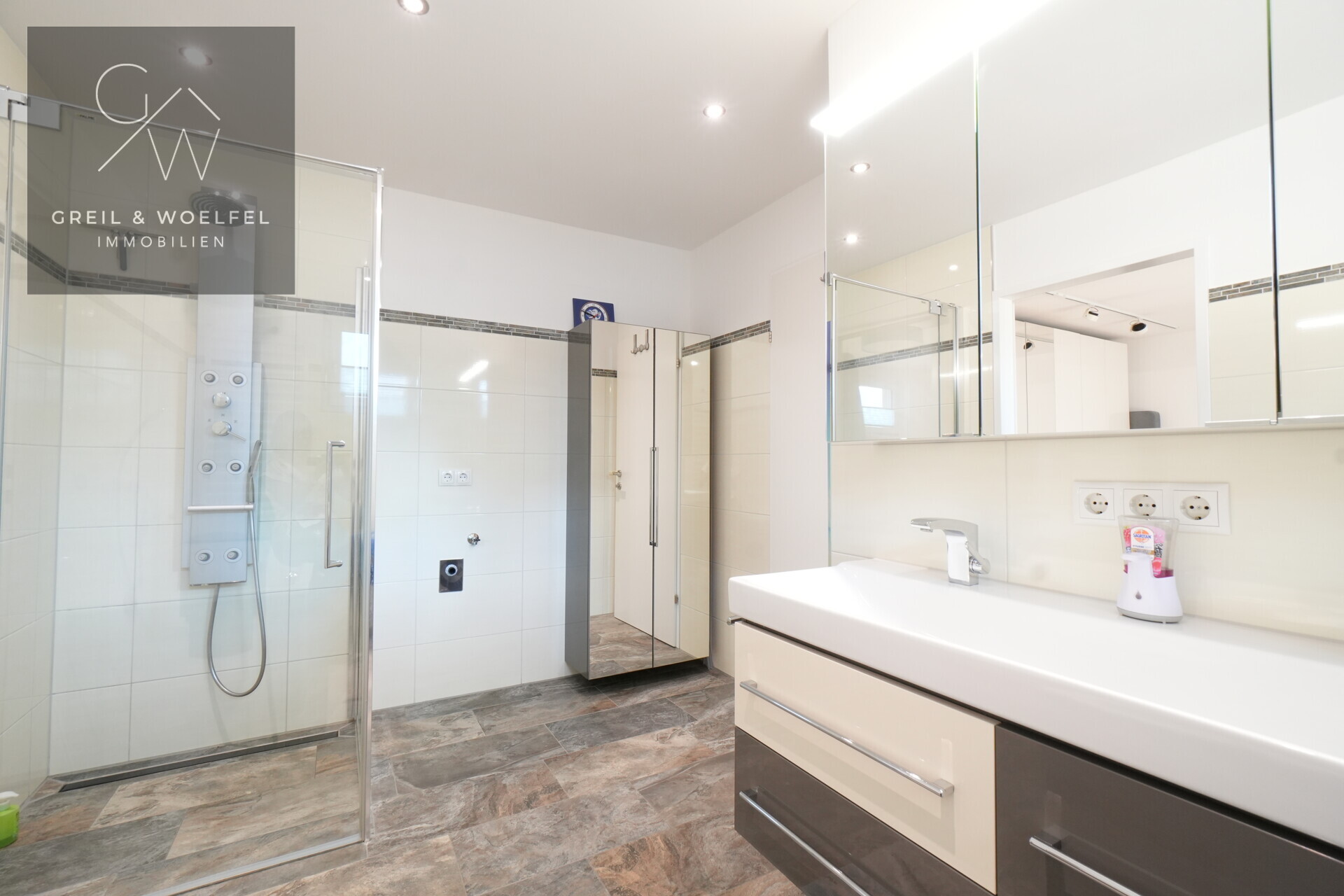 Badezimmer Ansicht 1