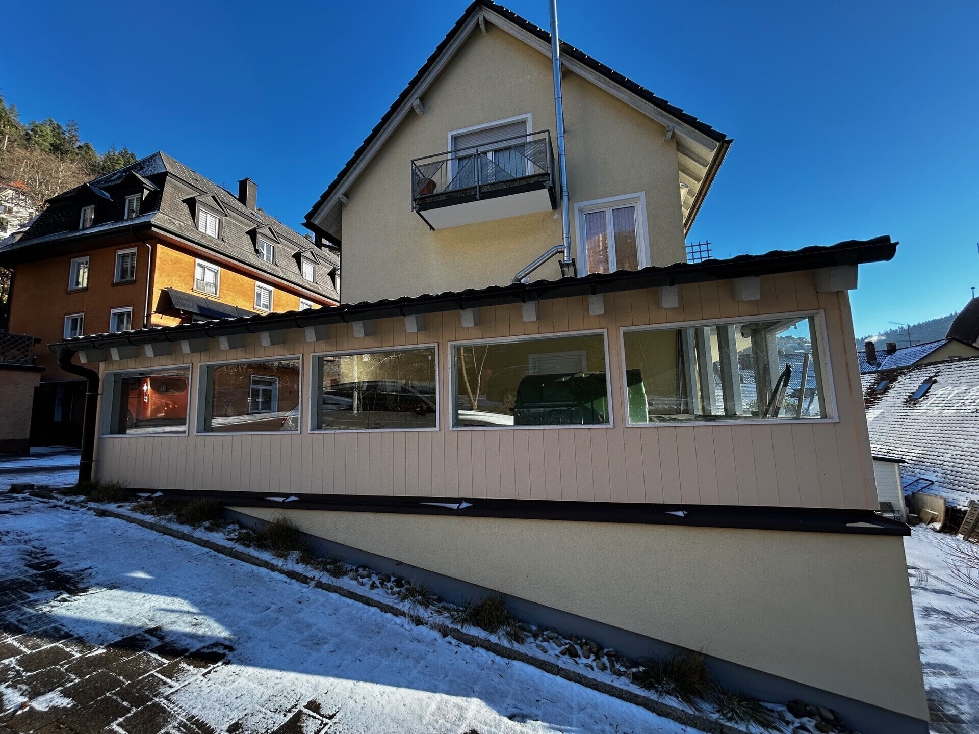 Giebelansicht mit Carport