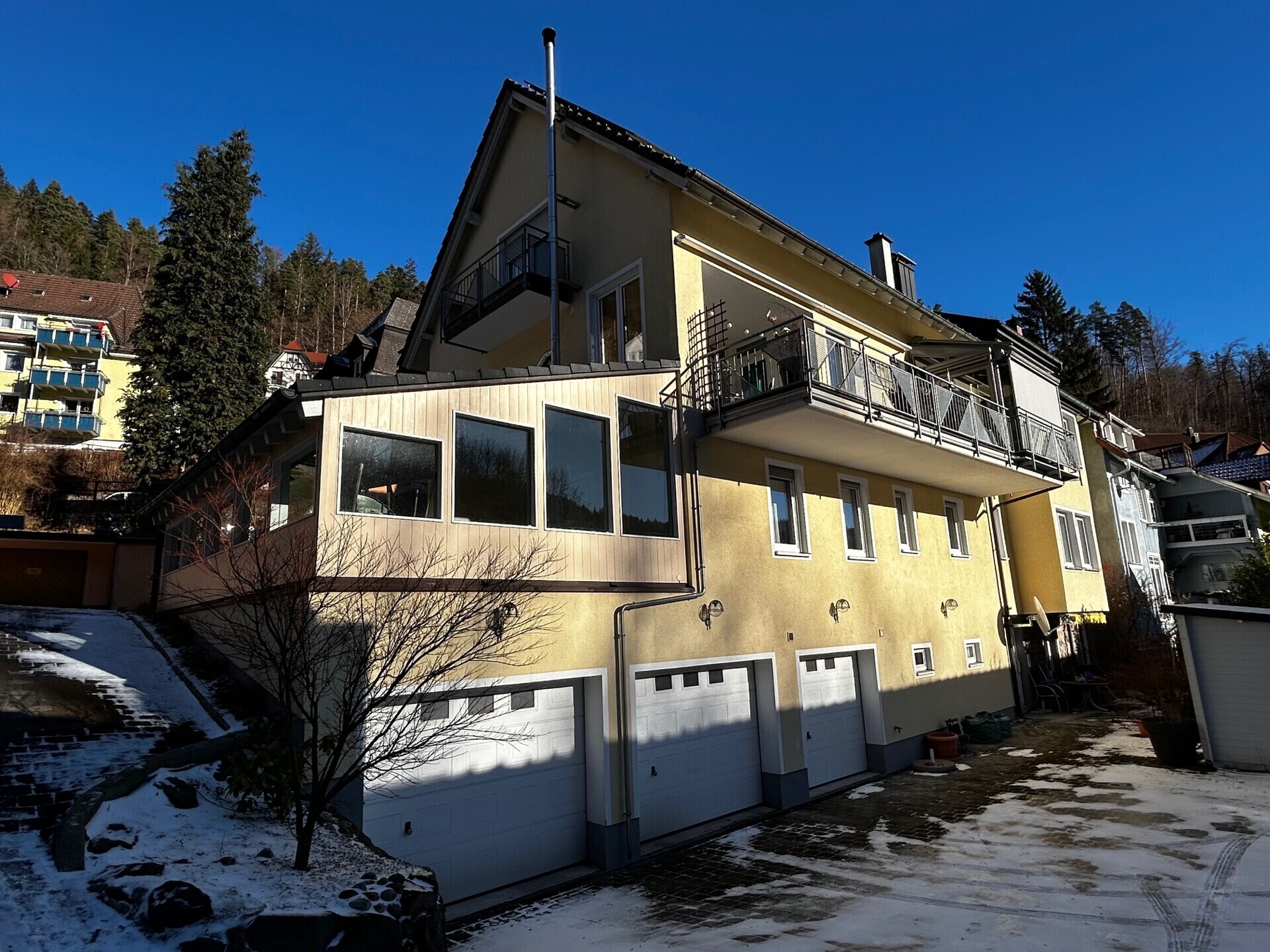 Ansicht Garagen mit Haus