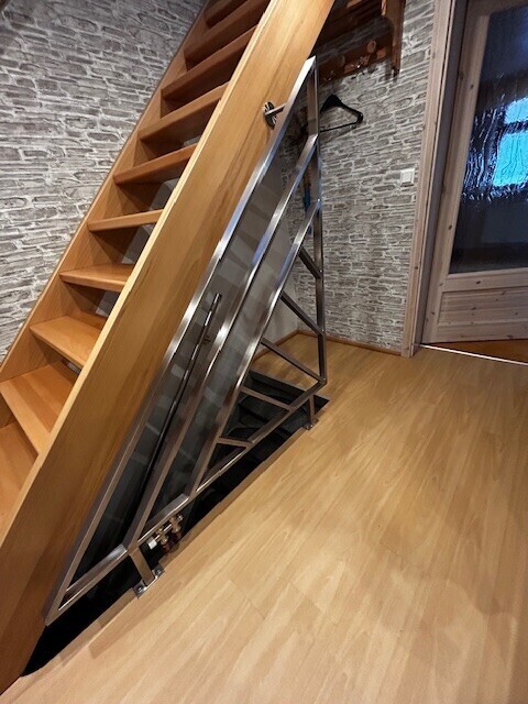 Treppe zu OG mit heizbarem Raumteiler-Geländer