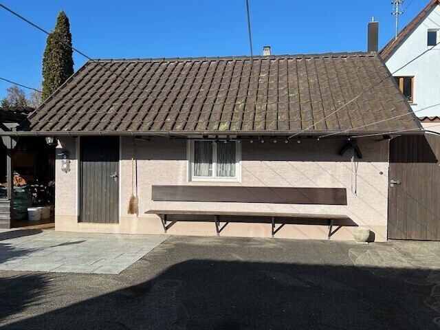 Separate Garage rechts aus Innenhof