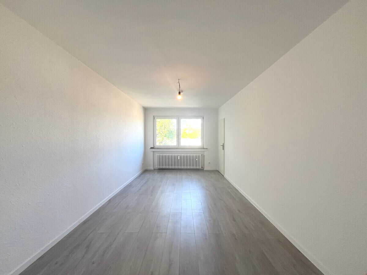 Helles, großzügiges Wohnzimmer mit viel Raum zum Entspannen und Wohlfühlen