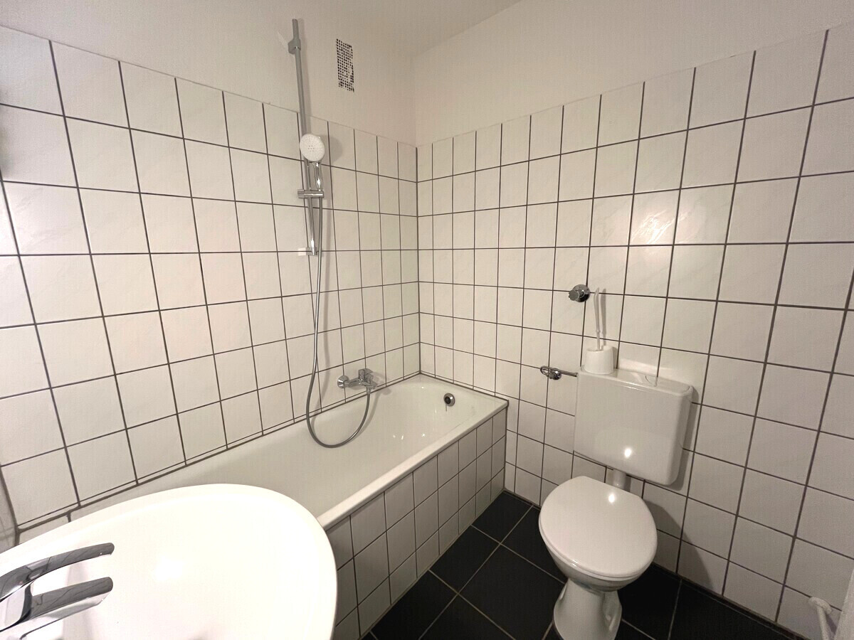 Gepflegtes, gefliestes Bad inklusive Badewanne