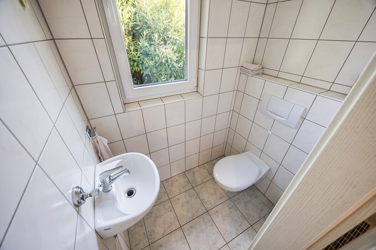 Gäste-WC mit Tageslicht im Erdgeschoss