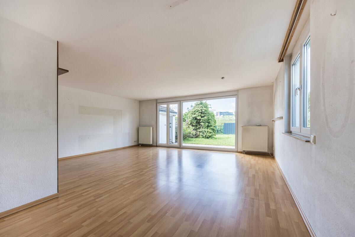 Das geräumige Wohnzimmer