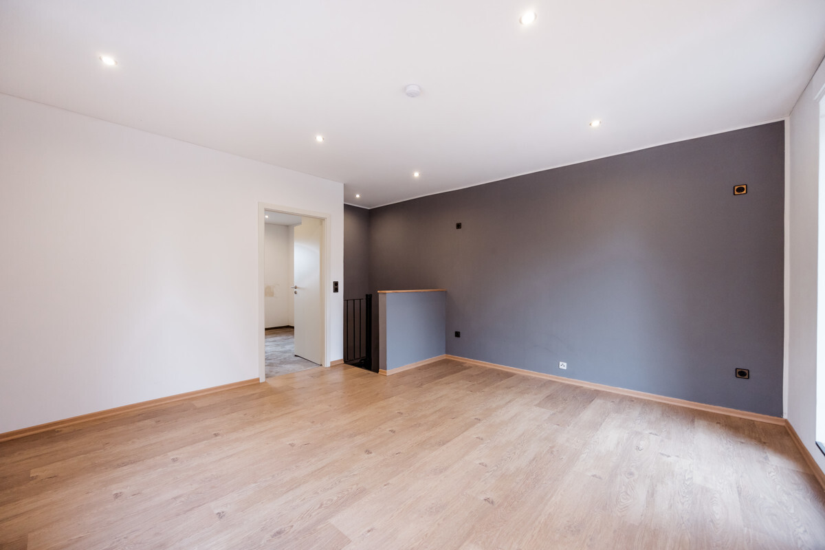 Durchgangszimmer mit Zugang zur Dachterasse
