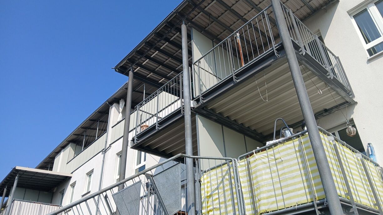 Balkon und Zugang zum Garten