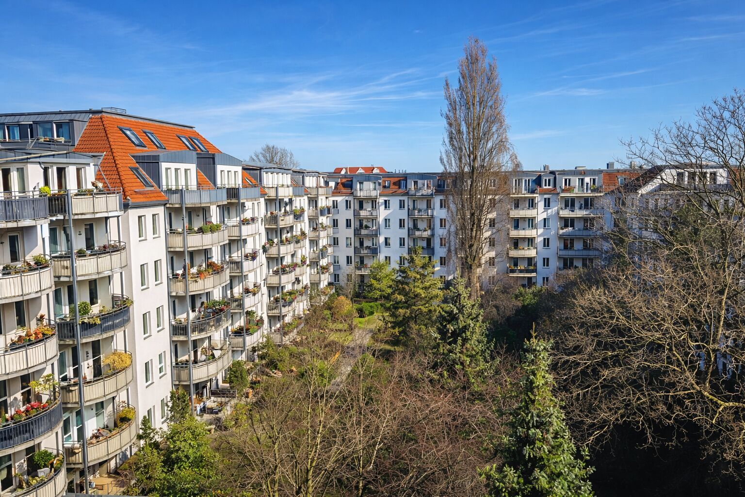Hofansicht mit grünen Bäumen und Wohnhäusern