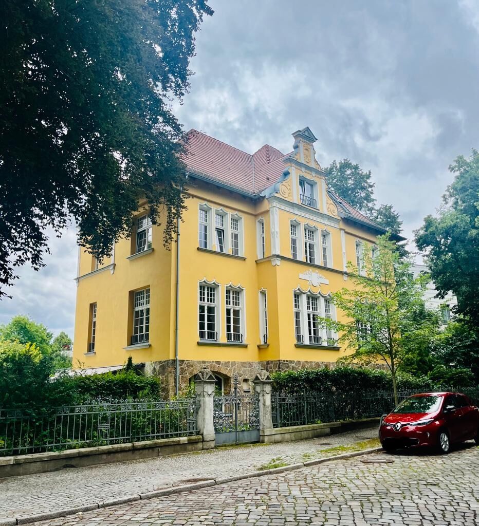 Hausansicht mit Turmvilla