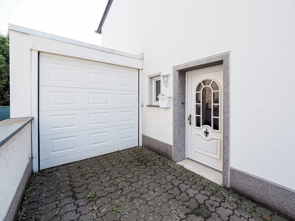 Eingang mit Garage