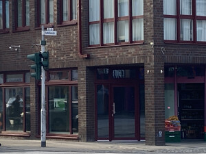 Eckgeschäftsstelle direkt an einer großen Kreuzung