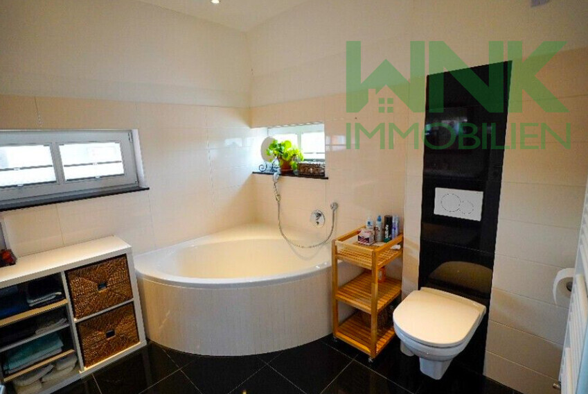 Bad mit Eckbadewanne