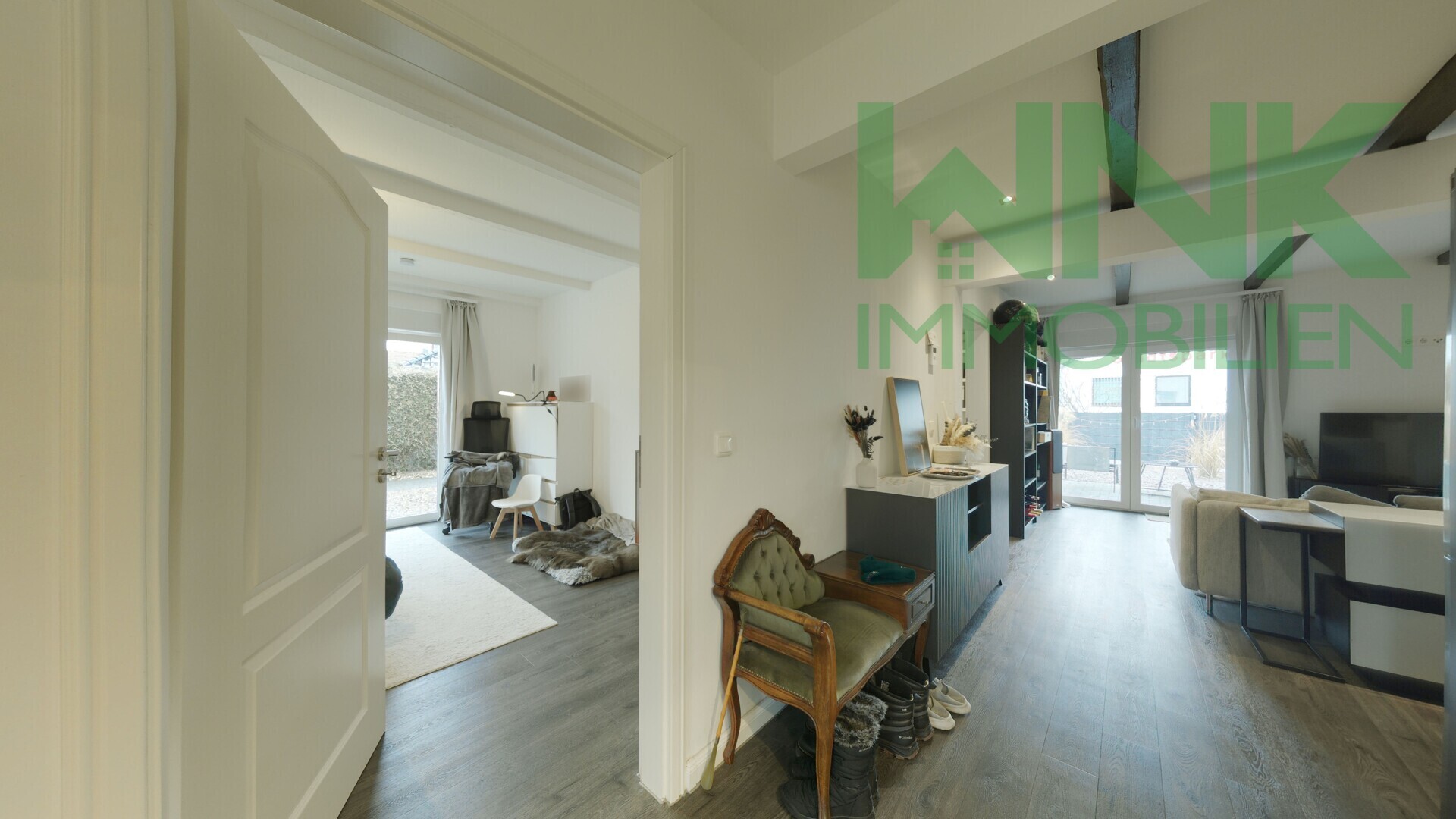 Flur mit Blick ins Schlafzimmer