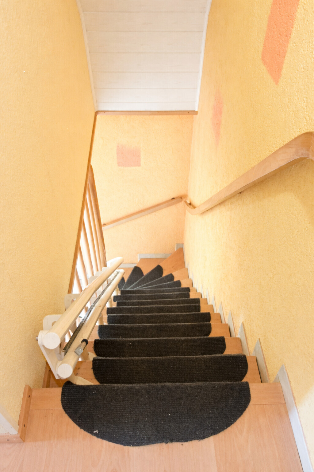 Holztreppe mit warmen Akzenten