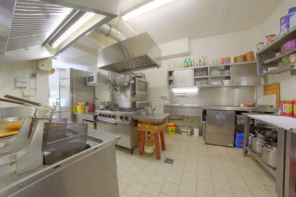 Vorhandene Gastroküche für mögliche Gewerbe- oder Betreiberkonzepte