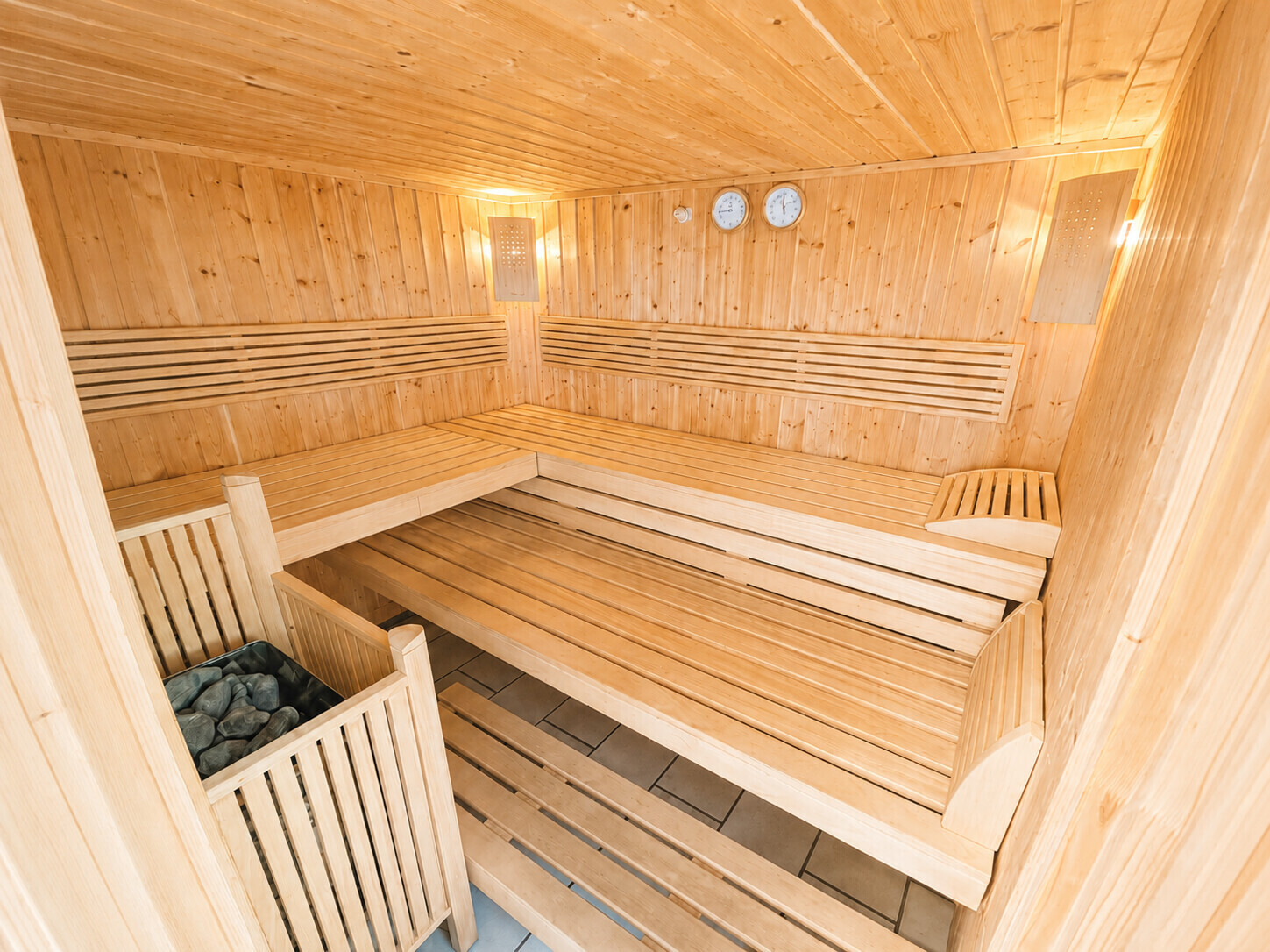 Wellnessbereich mit Sauna und Solarium