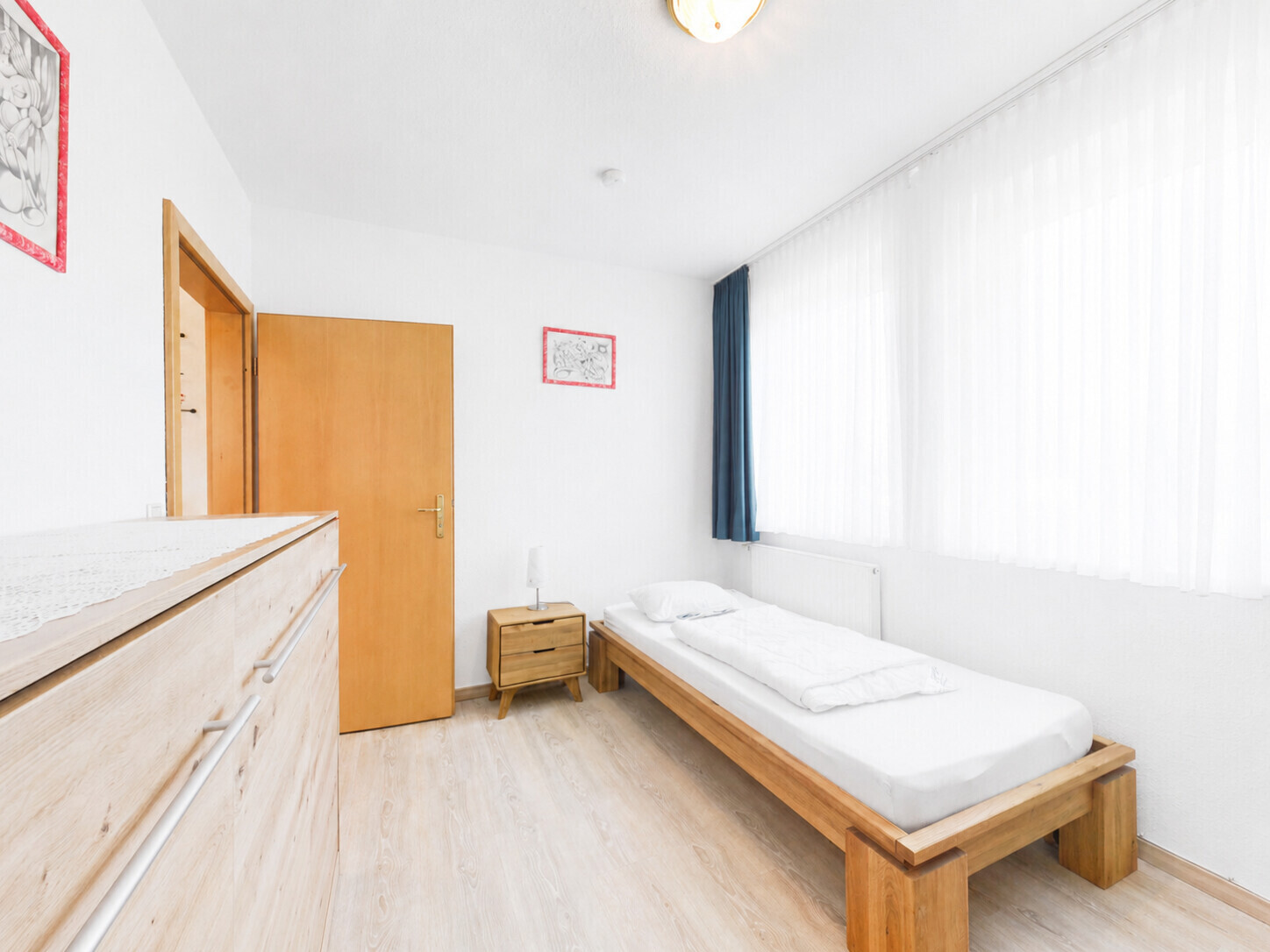 Schlafzimmer mit platzsparendem Schrankbett