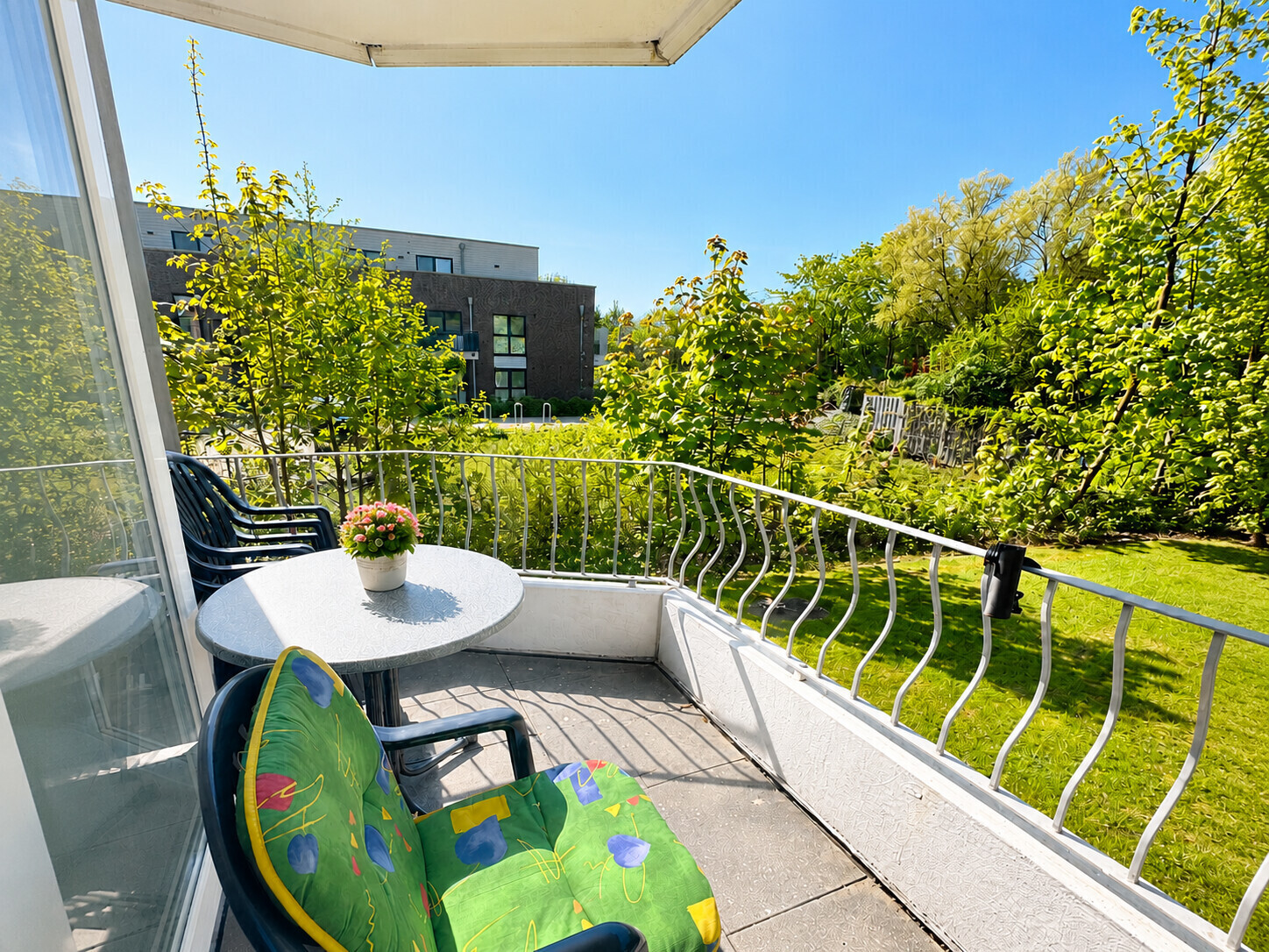 Sonnenstunden mit Blick ins Grüne genießen
