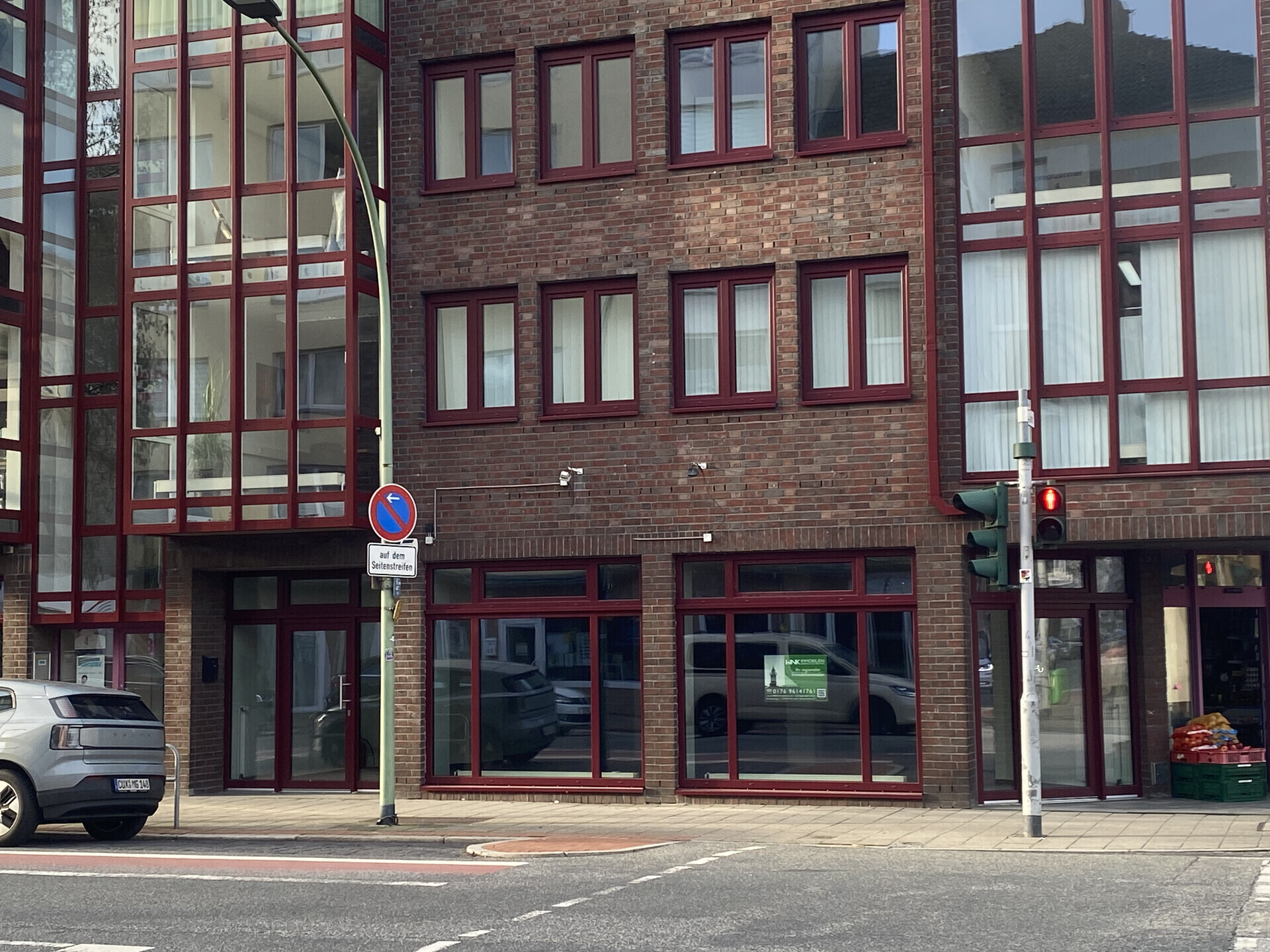 von der anderen Straßenseite