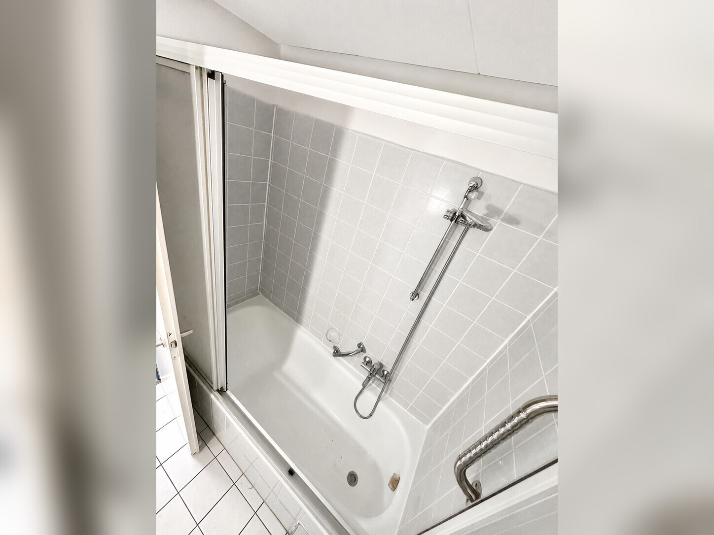Badewanne mit Duschmöglichkeit
