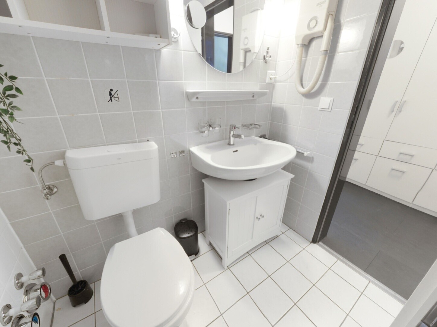Helles Badezimmer – gepflegt und funktional