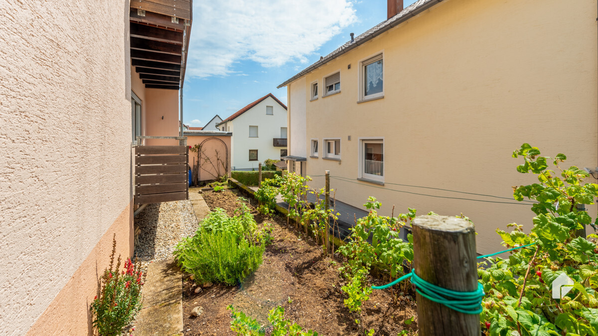 Hausansicht mit Gartenanteil 
