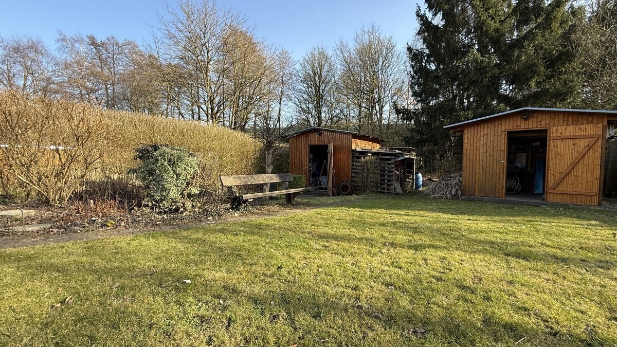 zwei Schuppen im hinteren Garten