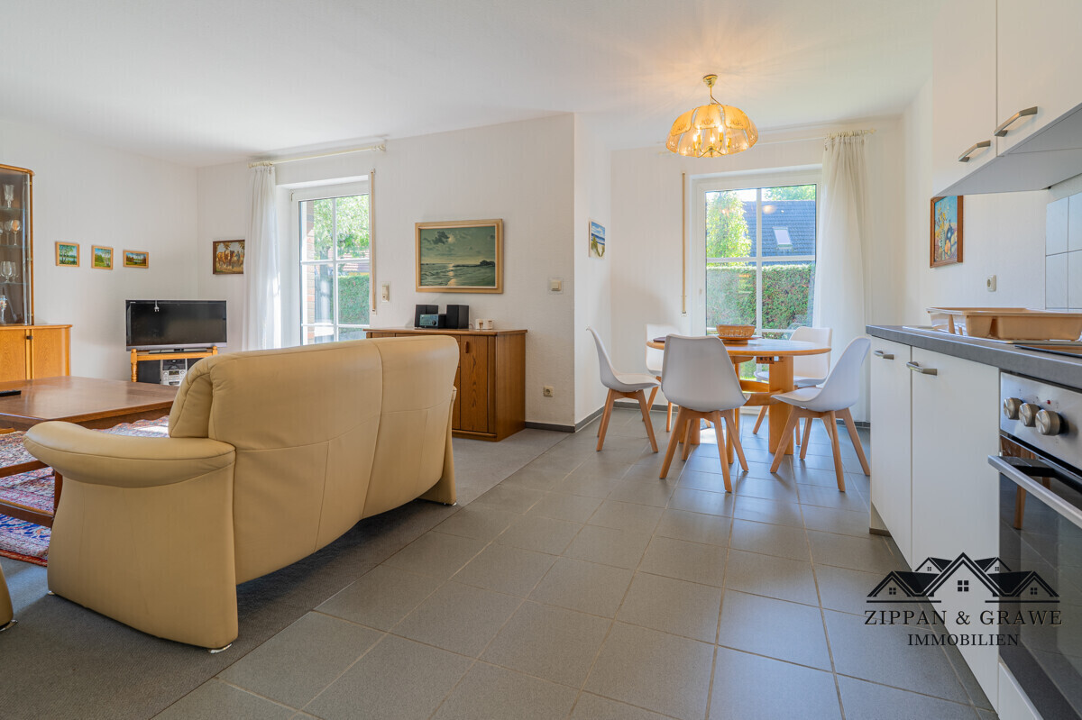 Wohnzimmer mit offener Küche und Essbereich