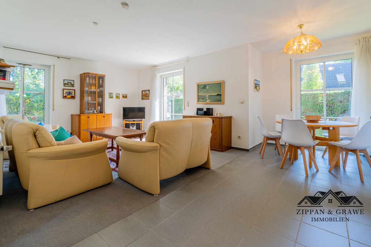 Wohnzimmer mit offener Küche und Essbereich