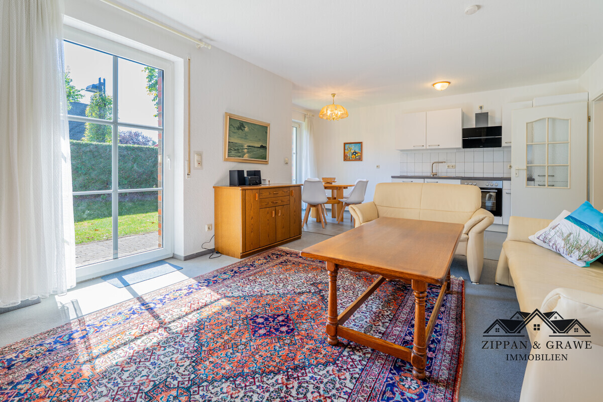 Wohnzimmer mit offener Küche und Essbereich