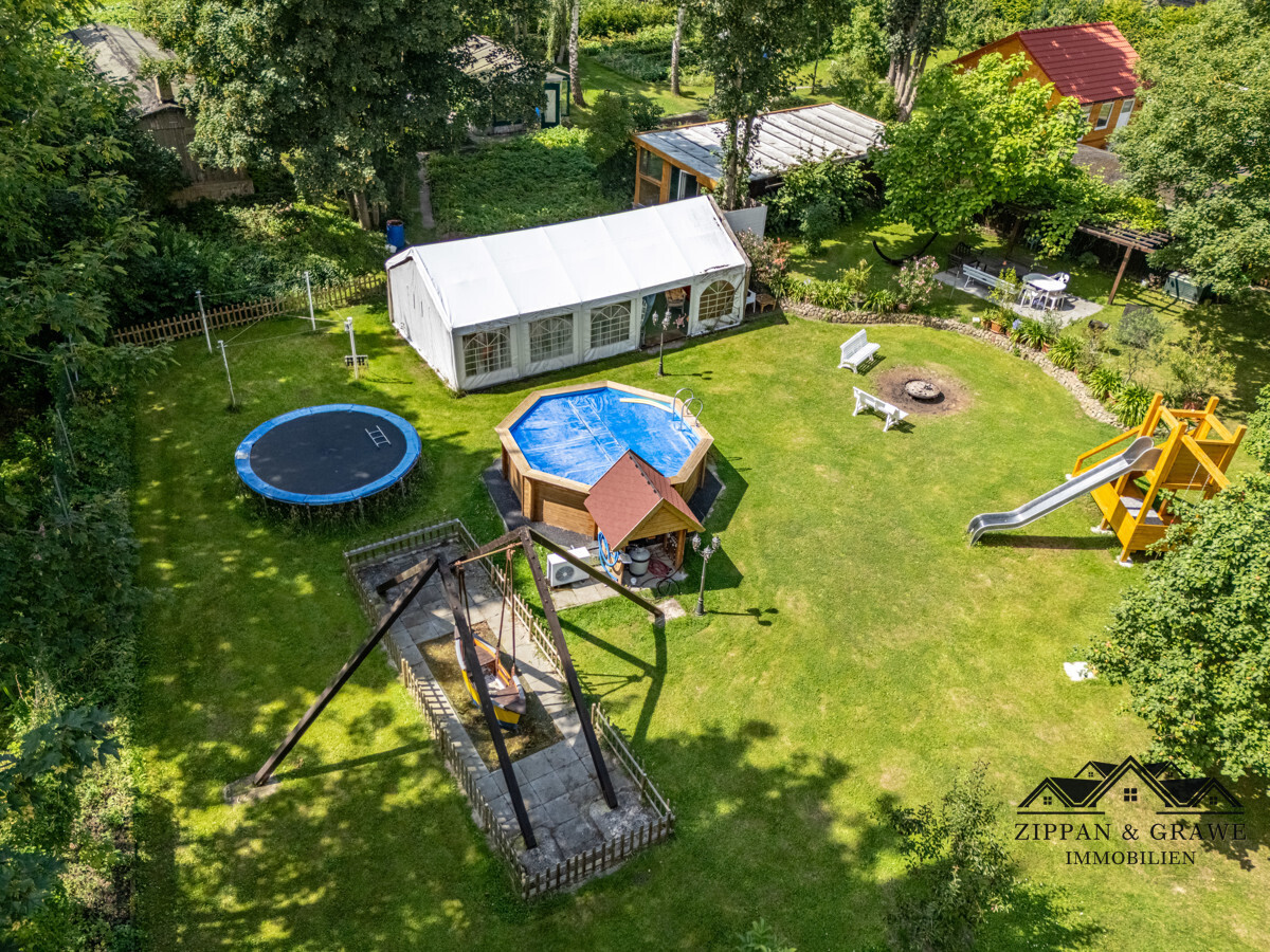 Garten mit Pool, Klettergerüst, Schiffsschaukel und Partyzelt