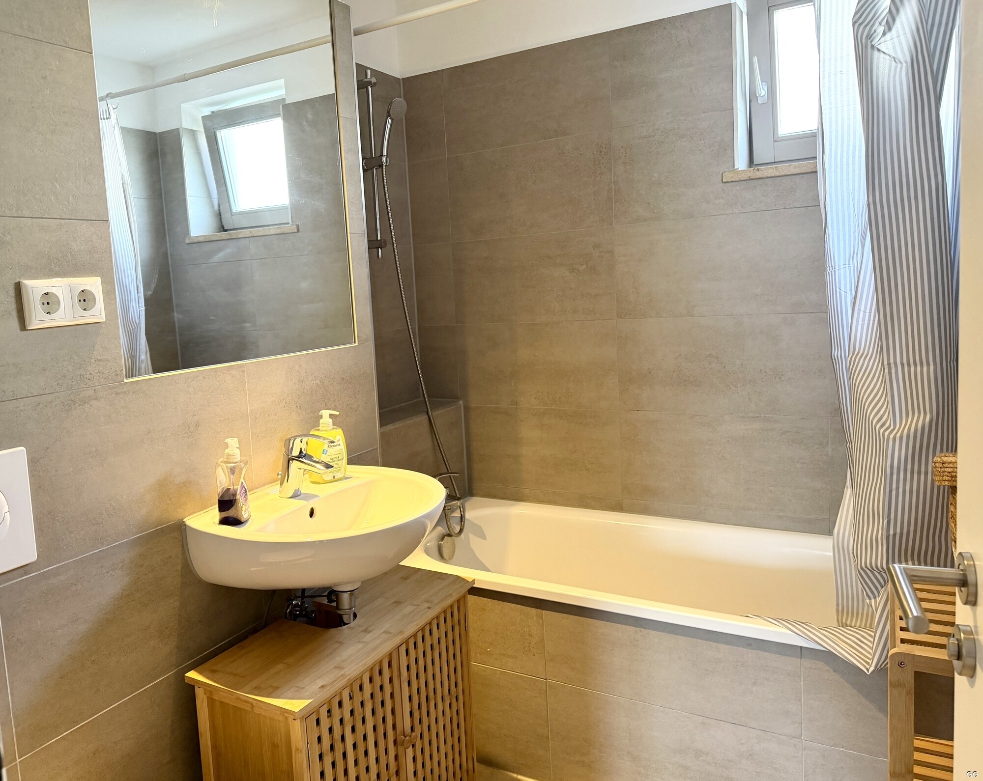 modernes Wannenbad mit Fenster