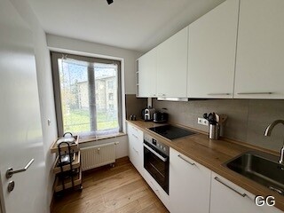Küchenzeile mit Geräten