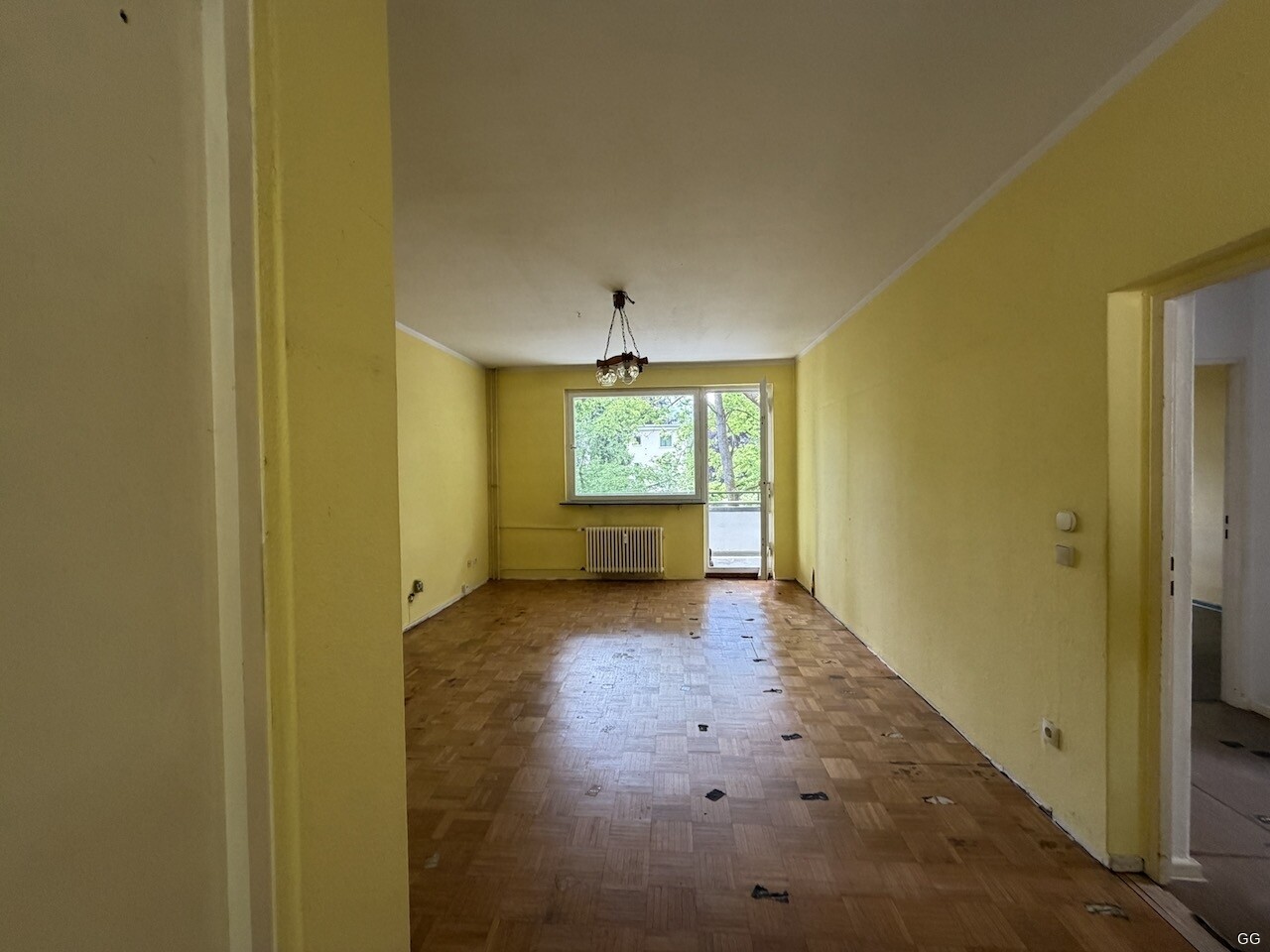 Wohnzimmer mit Balkonzugang