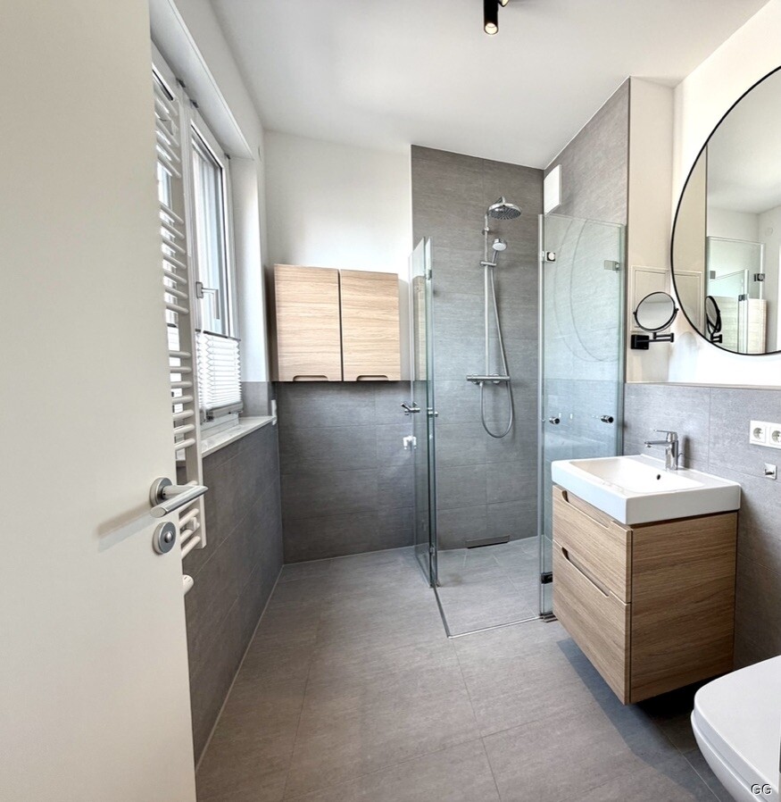 Modernes Bad mit bodengleicher Dusche