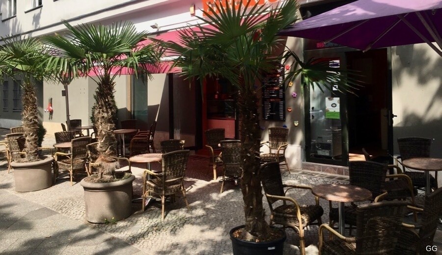 die Terrasse vor dem Café