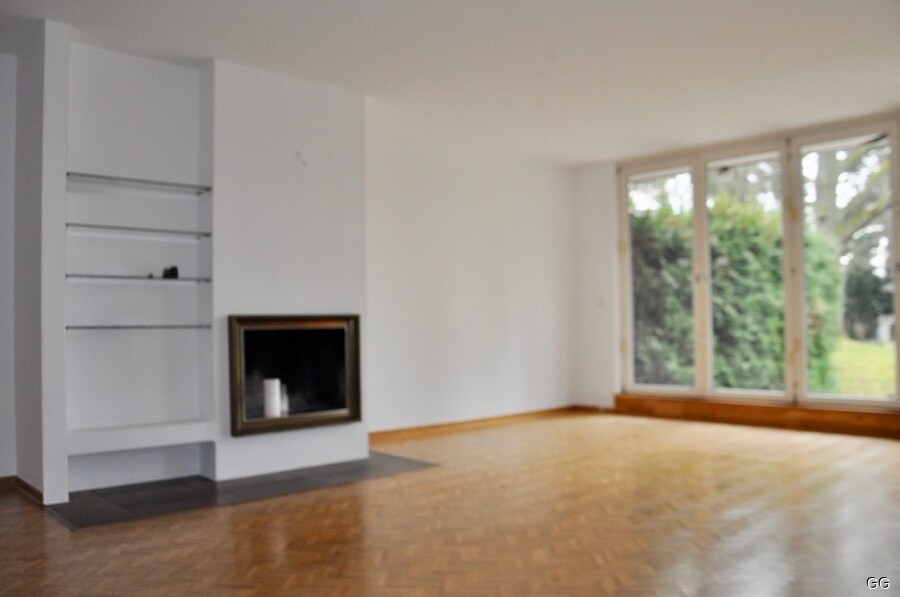 Kamin und bodentiefe Fenster