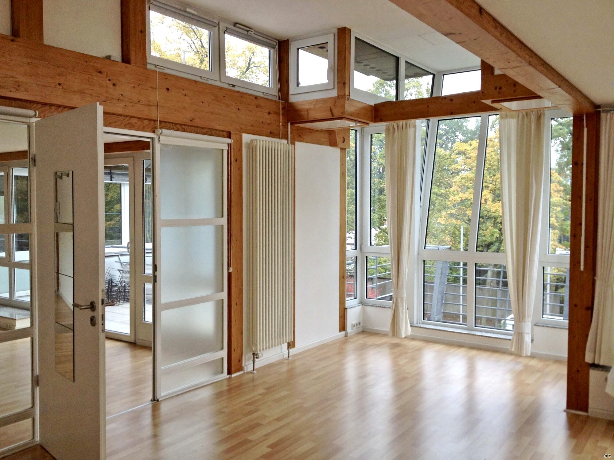 Zimmer mit Glastüren 