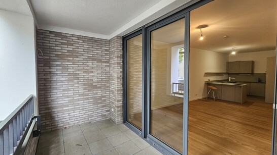 Loggia mit Blick in den Wohn- und Essbereich