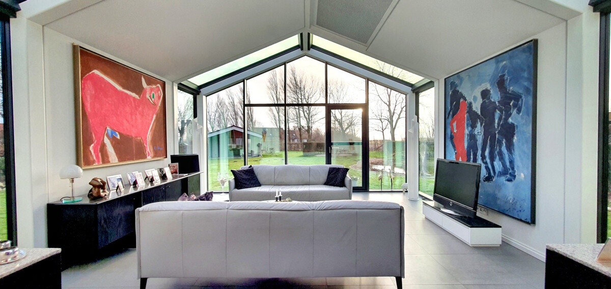 Wohnzimmer im Anbau, mit Blick in den großen Garten 