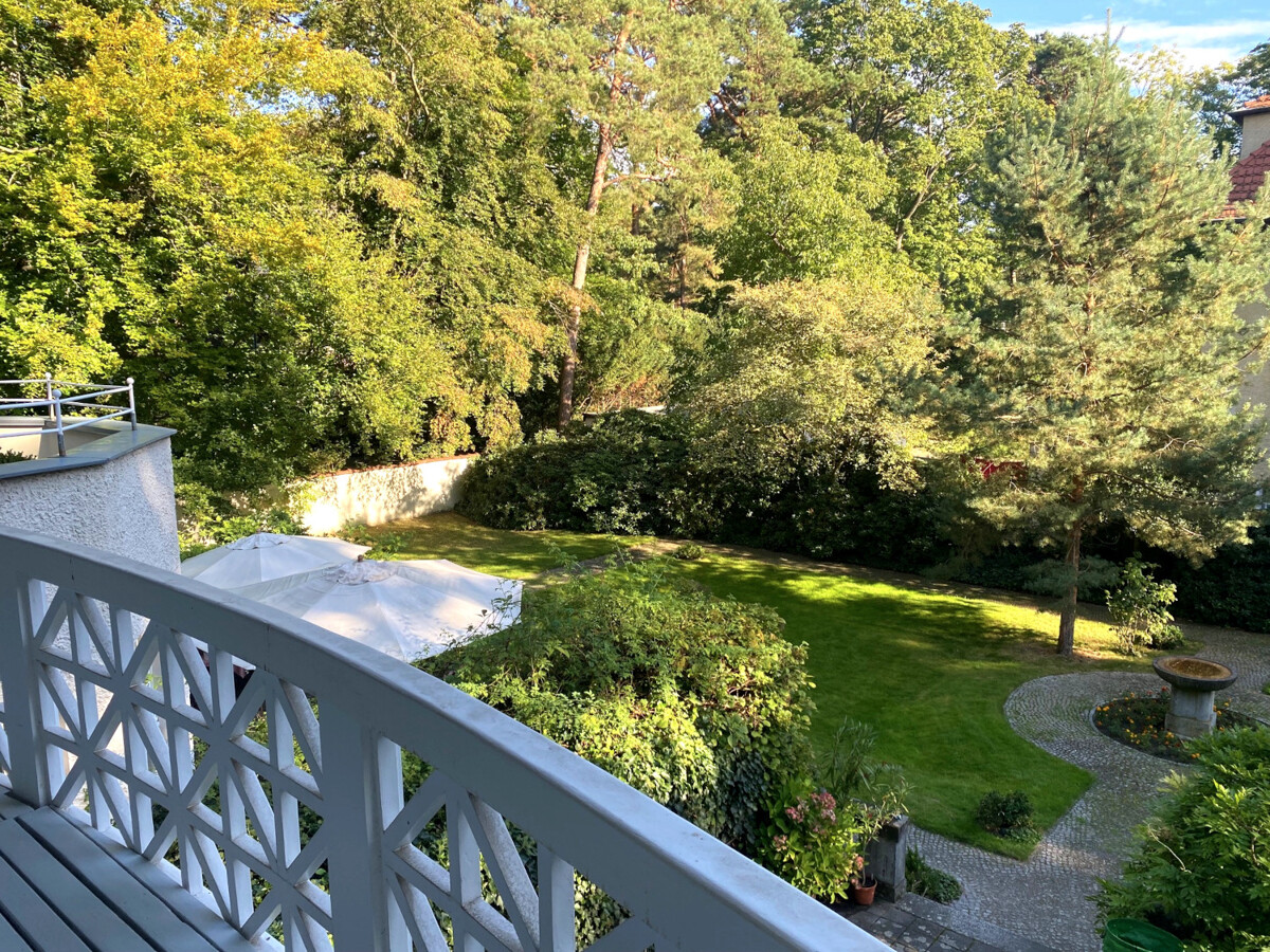 Terrasse mit Blick in den Garten