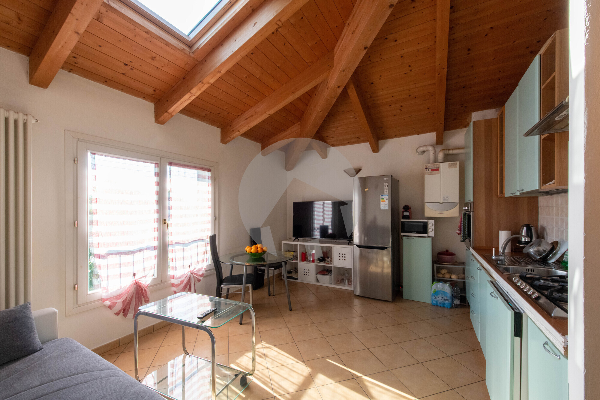 Sala con angolo cottura 