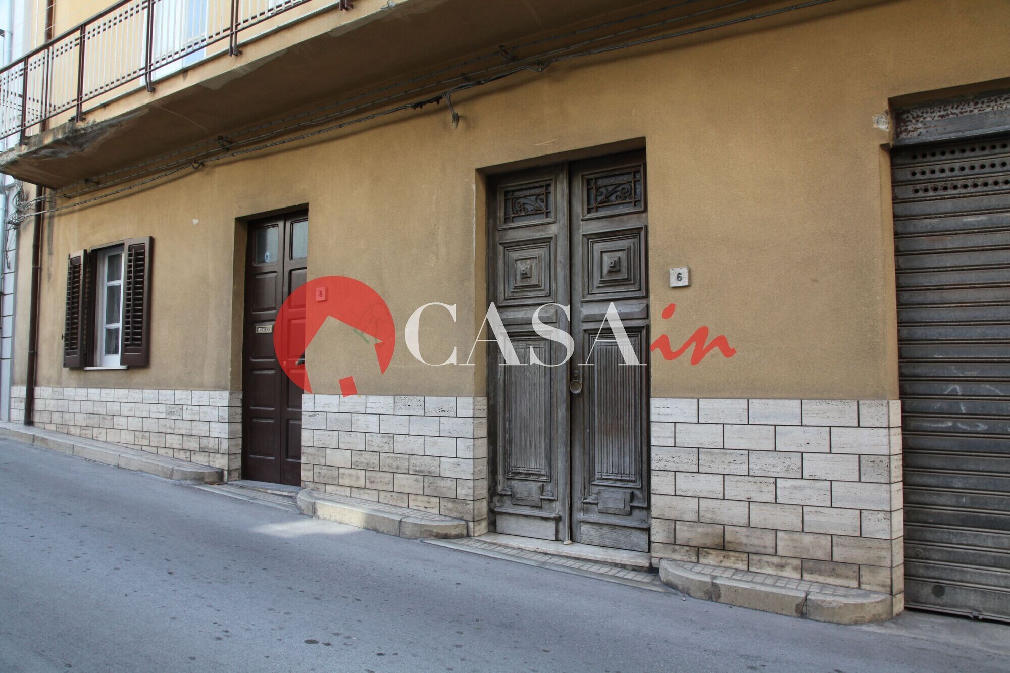 Portone di ingresso dal piano strada