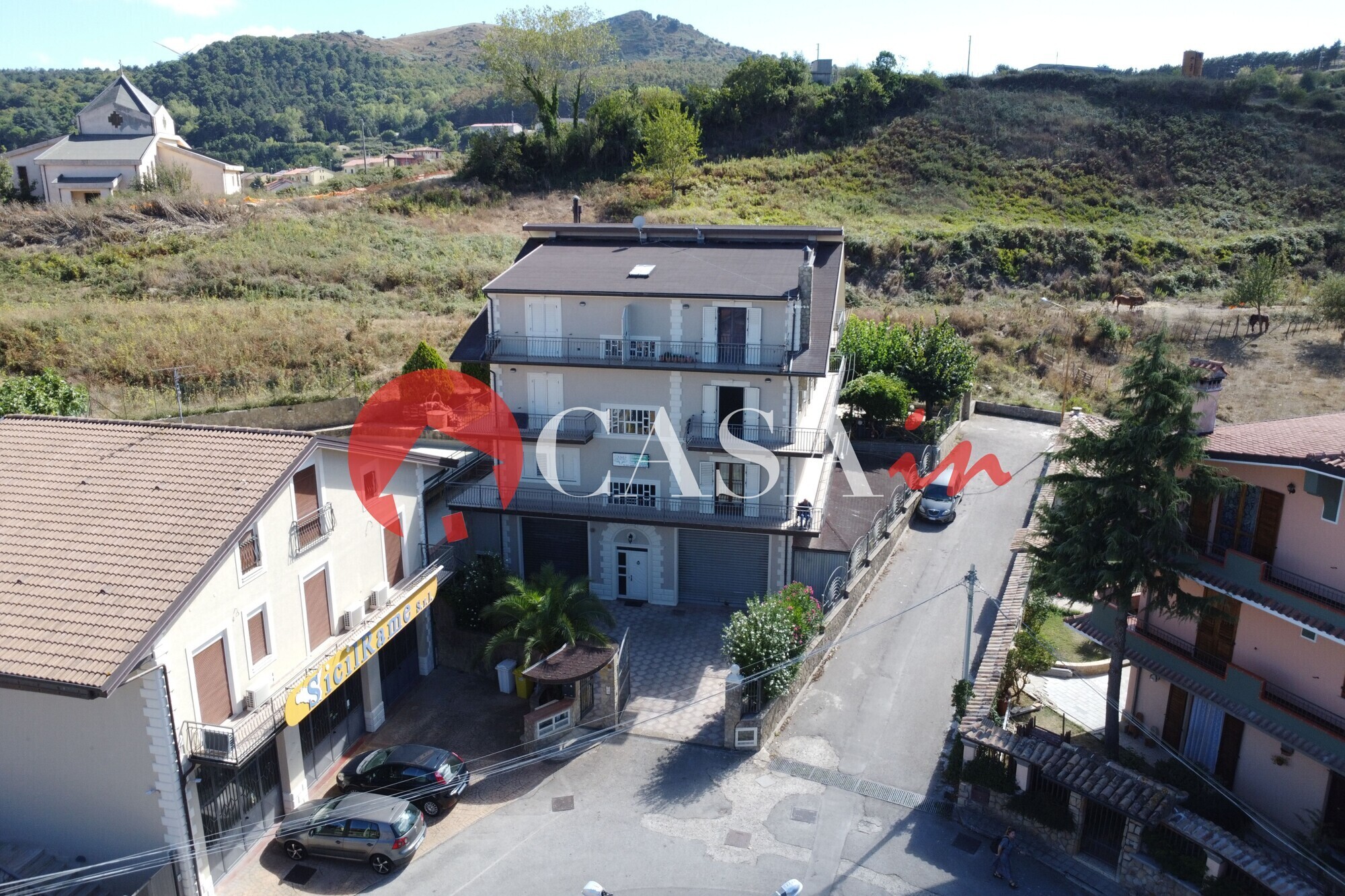 Prospetto frontale dell'intero palazzo