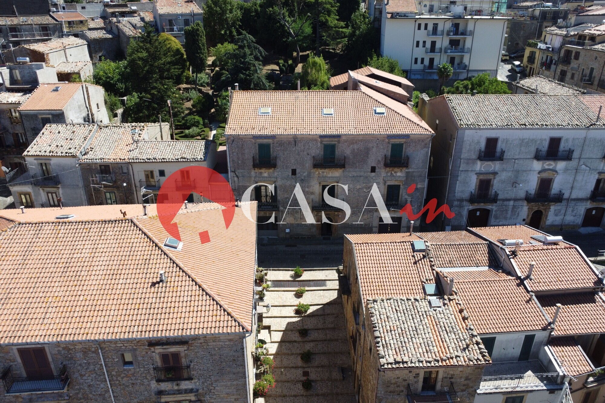 Vista scalinata e palazzo