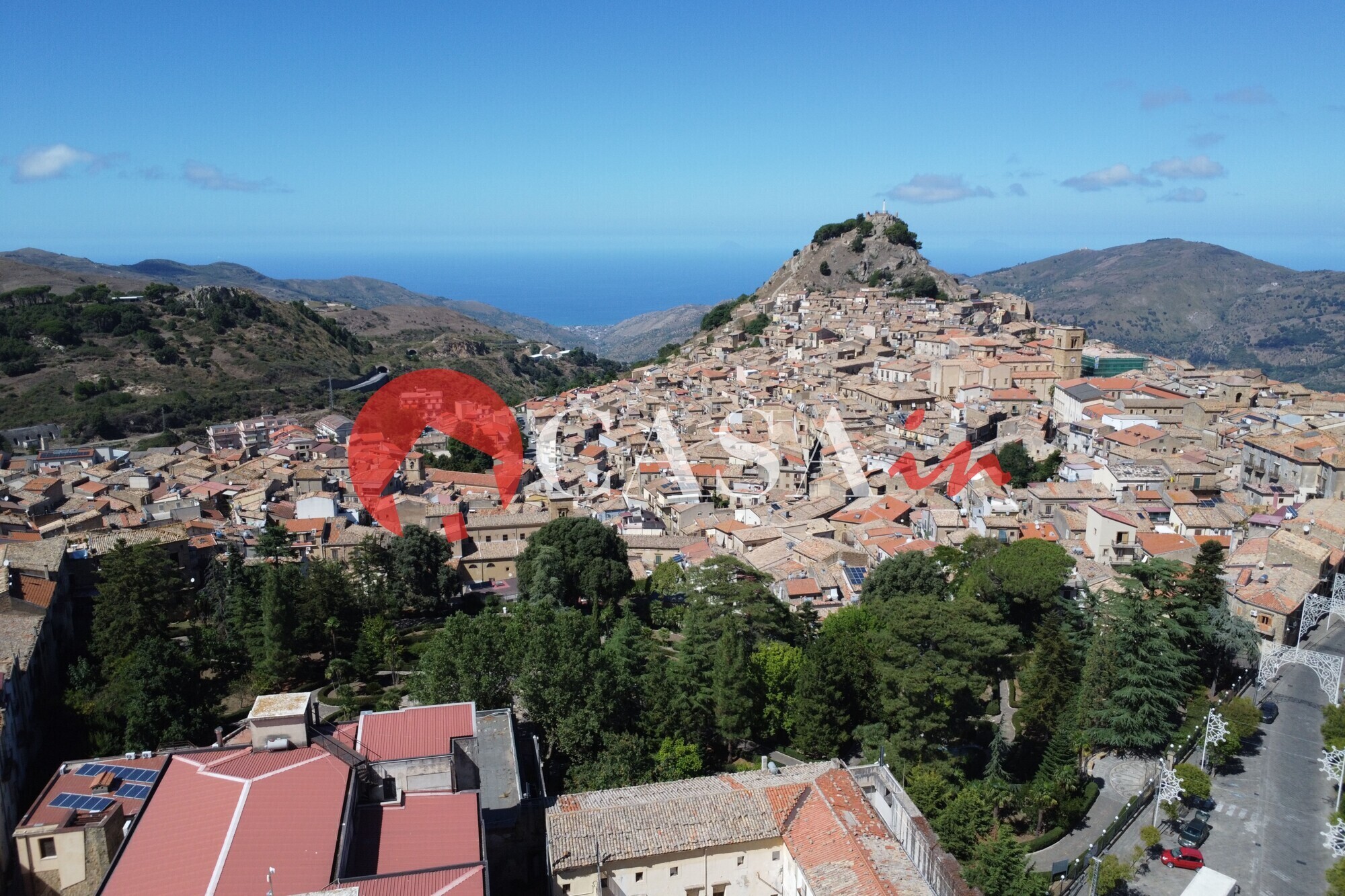 Vista di Mistretta e del mare dal palazzo
