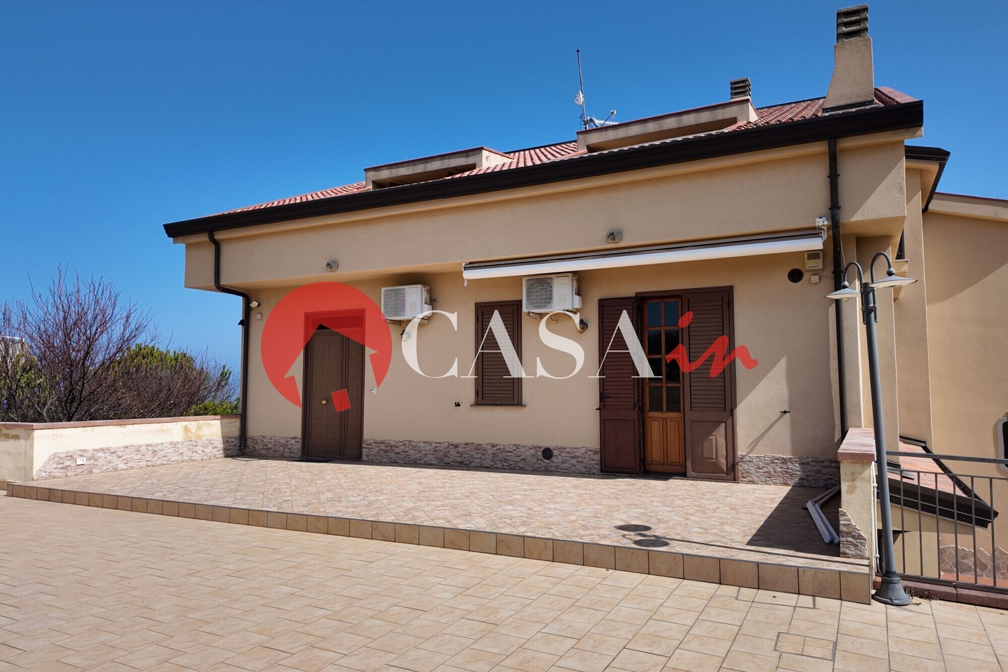 ingressoprimo piano  e porzione giardino pavimentato