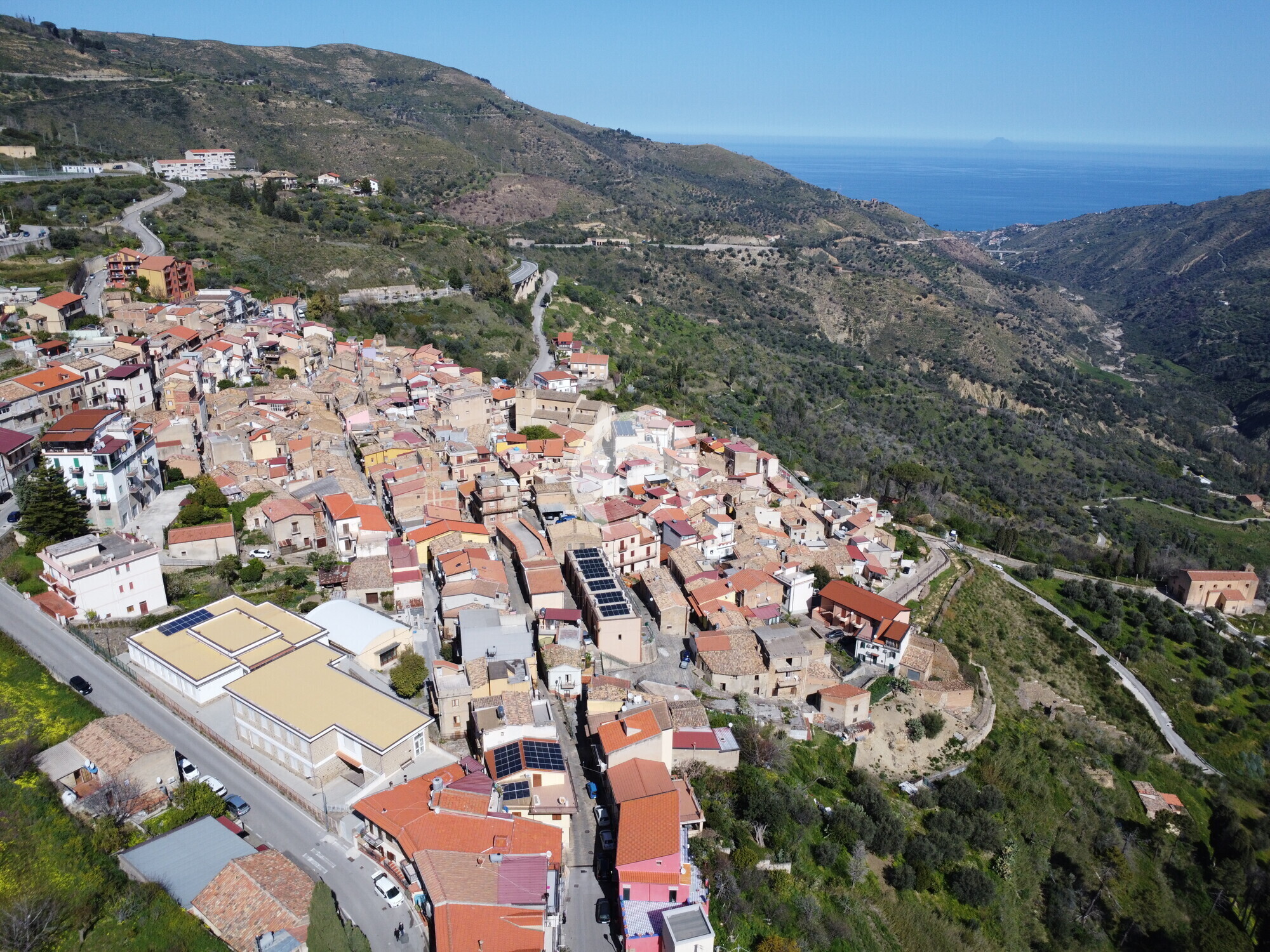 Immagine aerea del borgo con vista mare