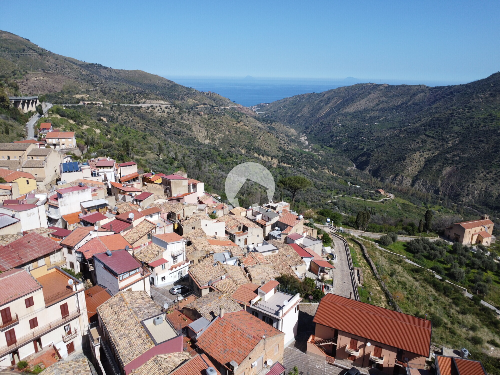Immagine aerea del borgo con vista isole Eolie