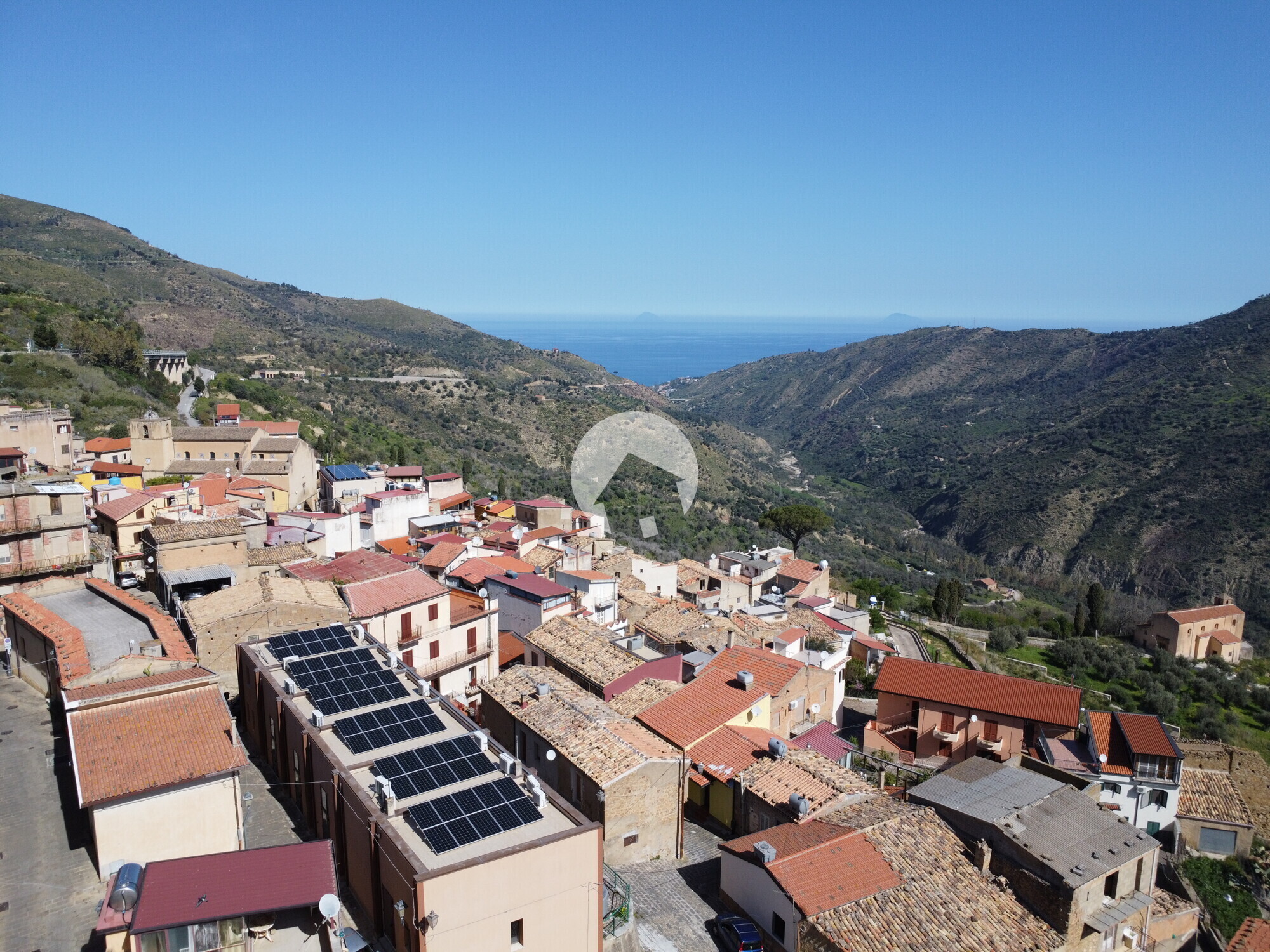 Immagine aerea del borgo con vista isole Eolie